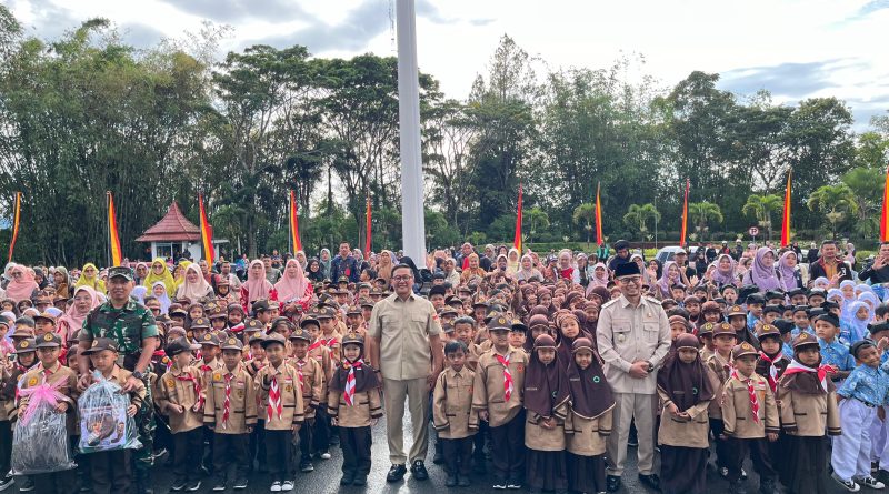 Walikota dan Wakil Walikota Serahkan Perlengkapan Sekolah Gratis untuk 1.846 Siswa SD se Bukittinggi