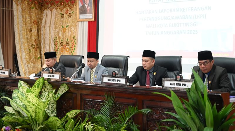 Hantarkan LKPJ Wali Kota Bukittinggi Tahun Anggaran 2025