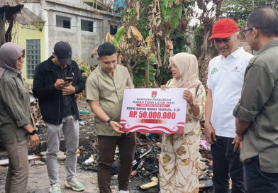 Beny serahkan bantuan Perbaikan RTLH kepada Warga Bukit Apit