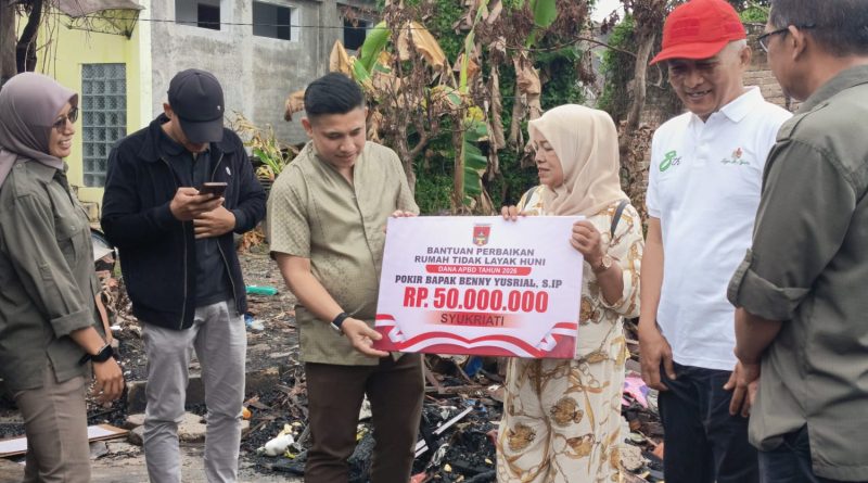 Beny serahkan bantuan Perbaikan RTLH kepada Warga Bukit Apit