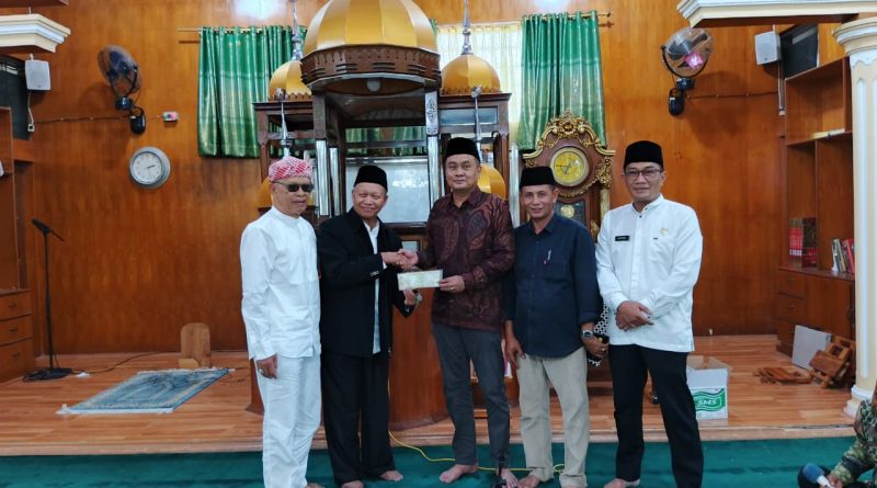 Anggota DPRD Bukittinggi Yery Amiruddin Serahkan Pokir Berupa Mobil Ambulance untuk Masjid Jami’ Tigo Baleh