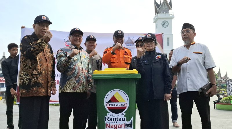 Pemko Bukittinggi Terima Bantuan 50 Tong Sampah dari Gebu Minang